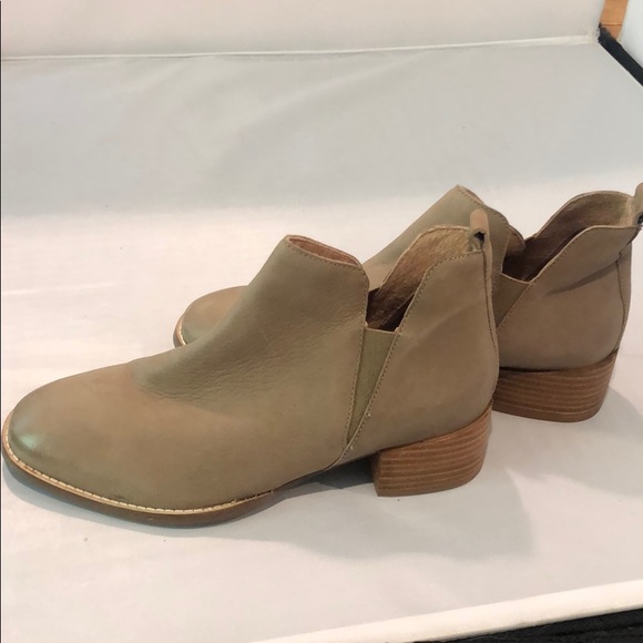 NWOT Anthropologie Seychelle's Tan Chelsea booties - Picture 3 of 8
